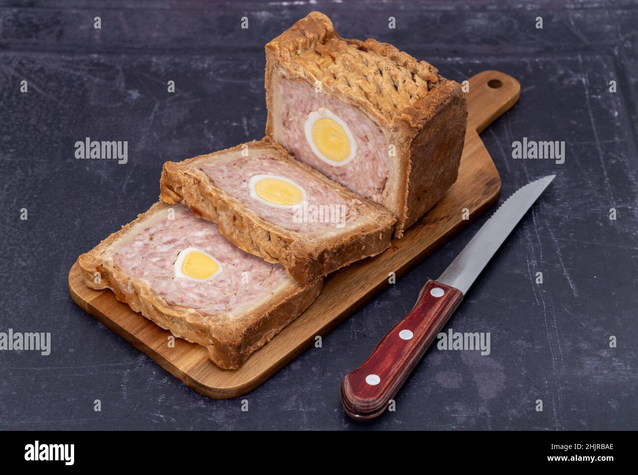 Una tarta de jamón y huevo de Gala en rodajas Foto de stock