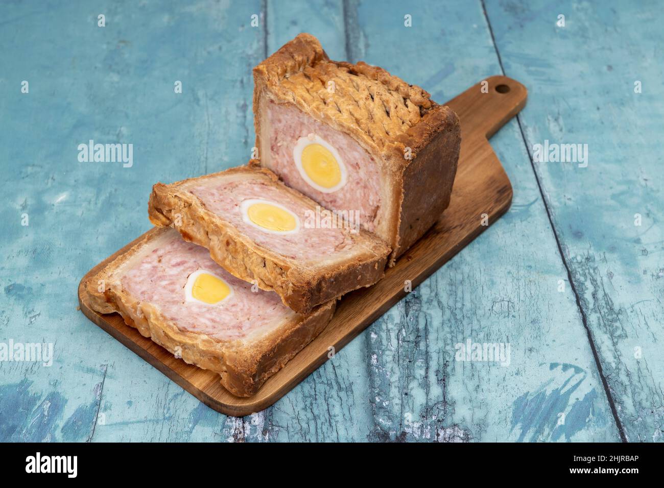 Una tarta de jamón y huevo de Gala en rodajas Foto de stock