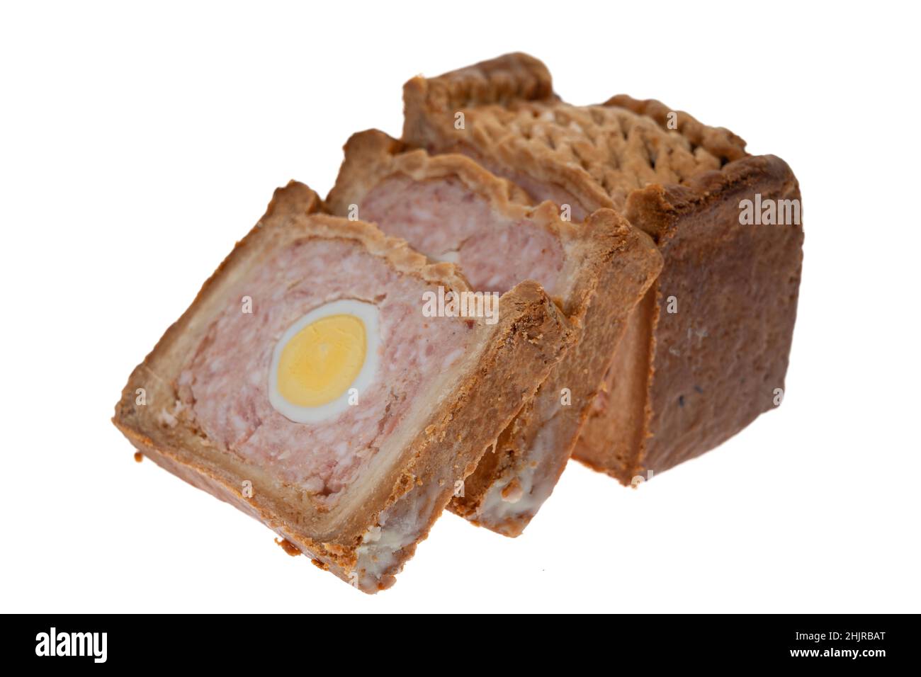Pastel de gala con jamón y huevo - fondo blanco Foto de stock
