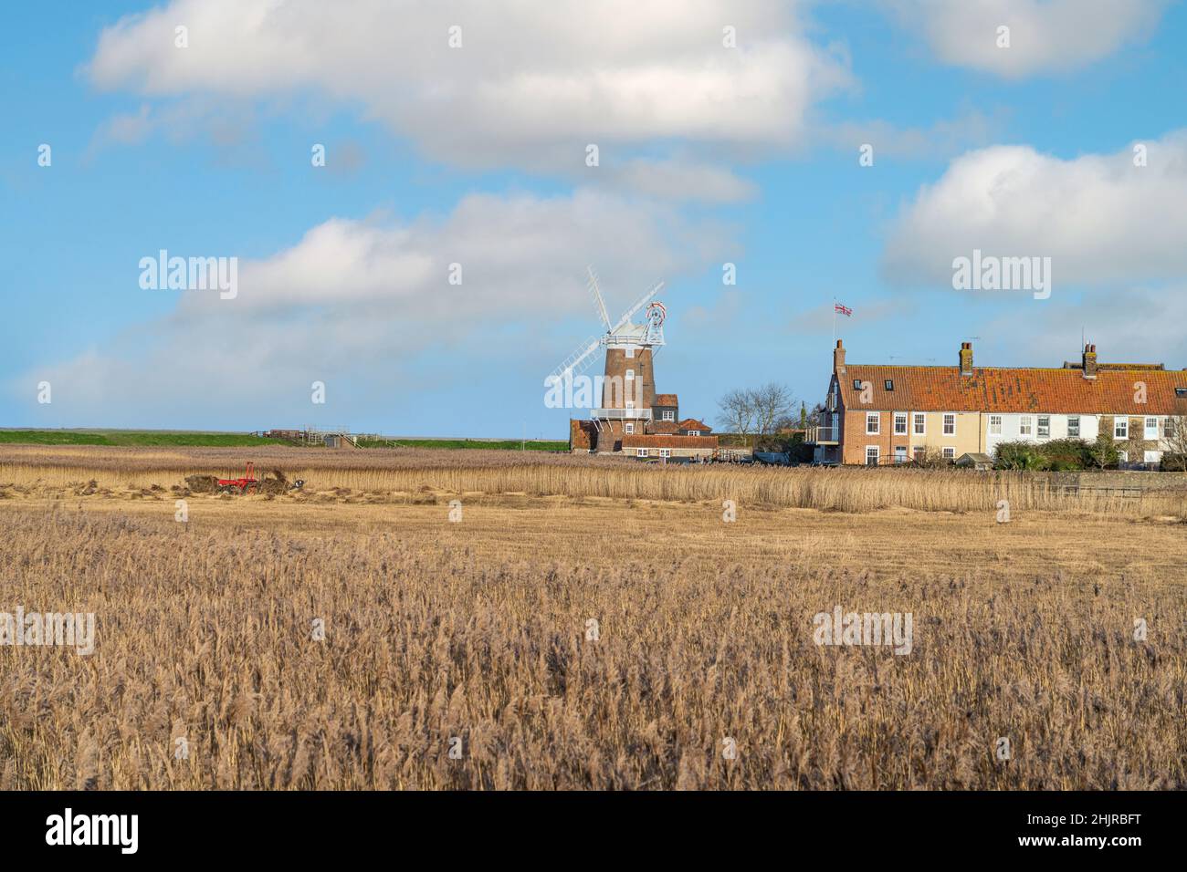 El molino de viento y pantanos en Cley Next the Sea en North Norfolk, Reino Unido Foto de stock