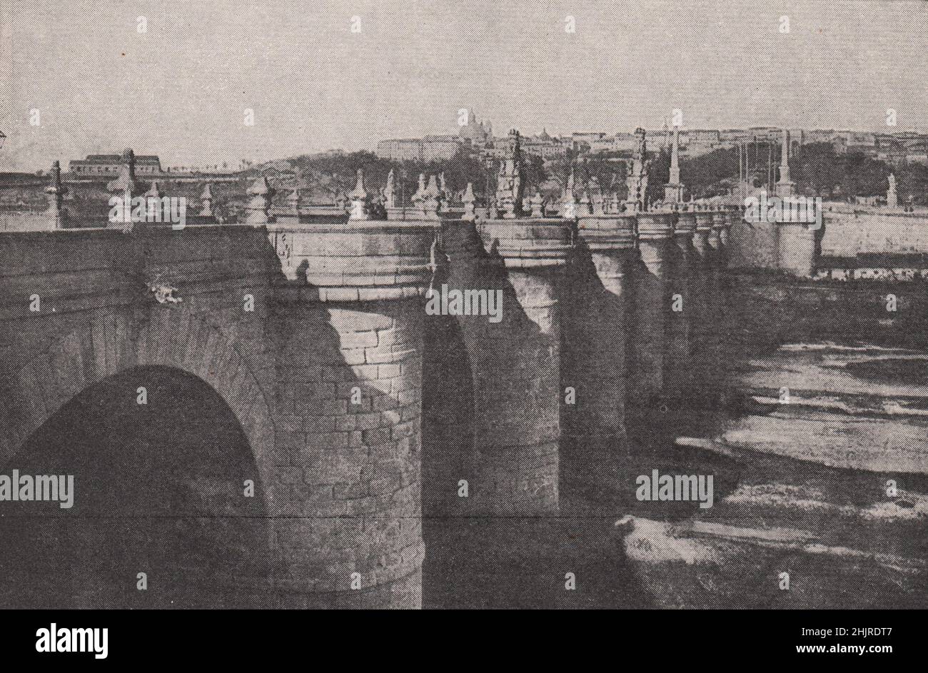 Fino Puente de Toledo sobre Manzanares en Madrid. España (1923) Foto de stock