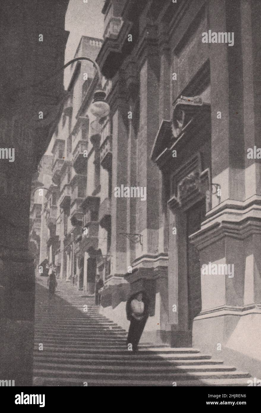 Empinada y anticuada calle de la escalera en la capital de Malta (1923) Foto de stock