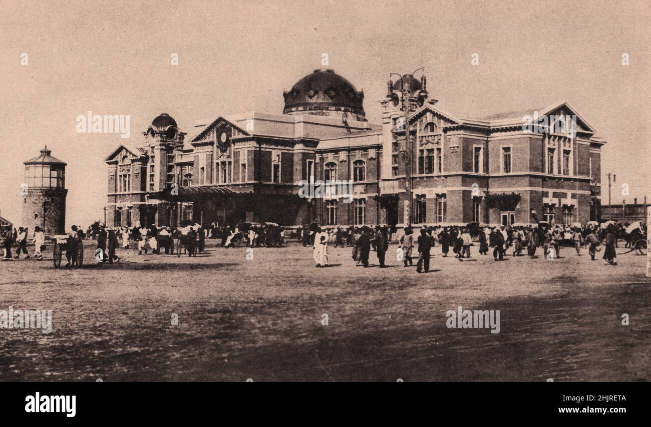 El Ferrocarril de Manchuria del Sur ha erigido esta vasta estación en Mukden. China (1923) Foto de stock