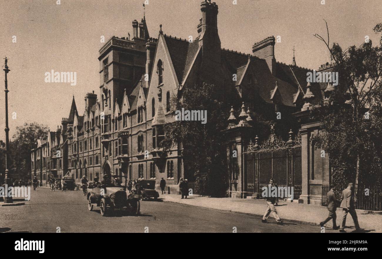Balliol College, fundada a finales del siglo 13th y junto a los edificios más recientes en Broad Street son las puertas de hierro de la Trinidad. Oxford (1923) Foto de stock