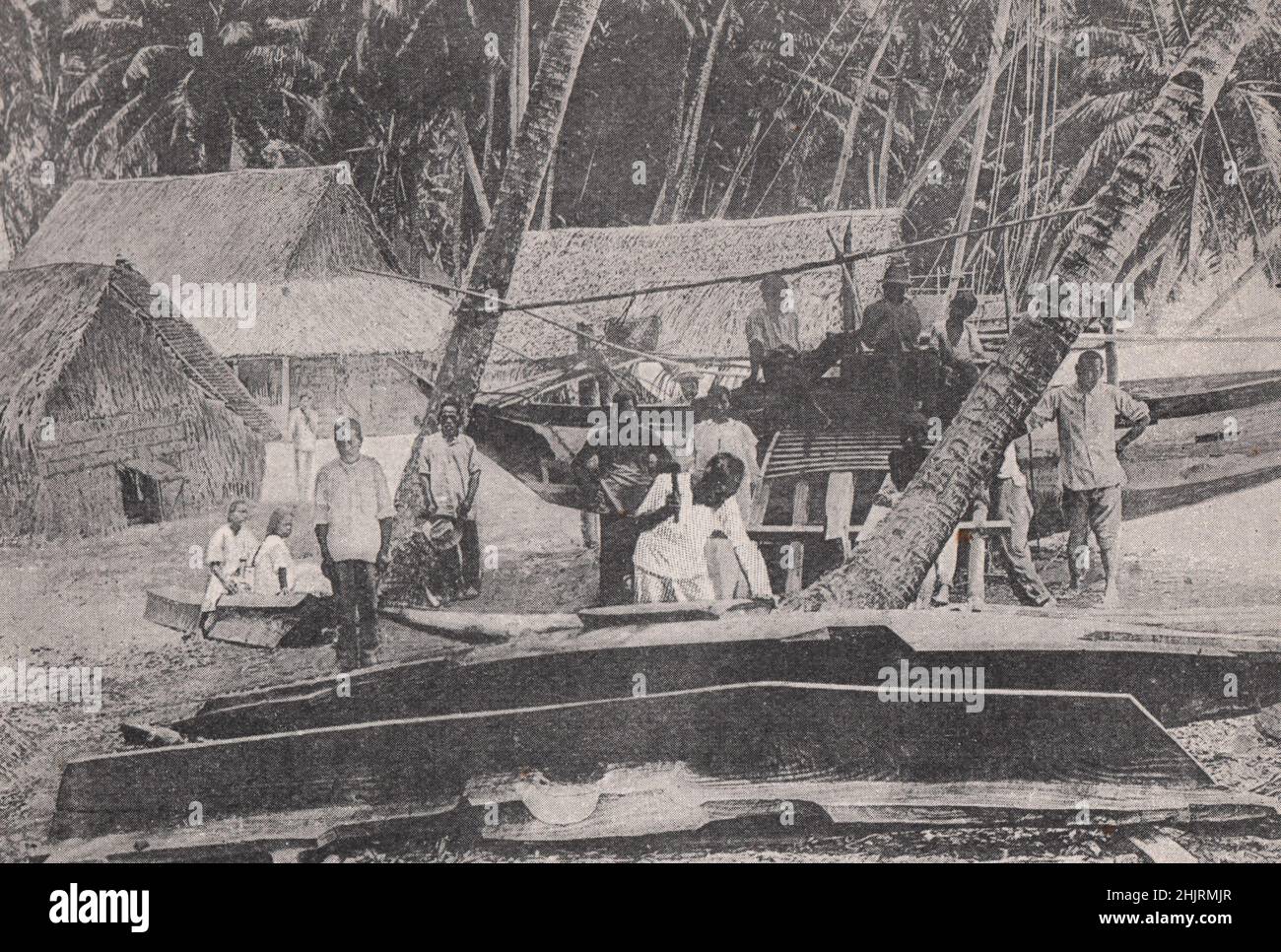Nativos de las Islas Marshall construyendo canoas. Micronesia. Islas del Pacífico Norte (1923) Foto de stock
