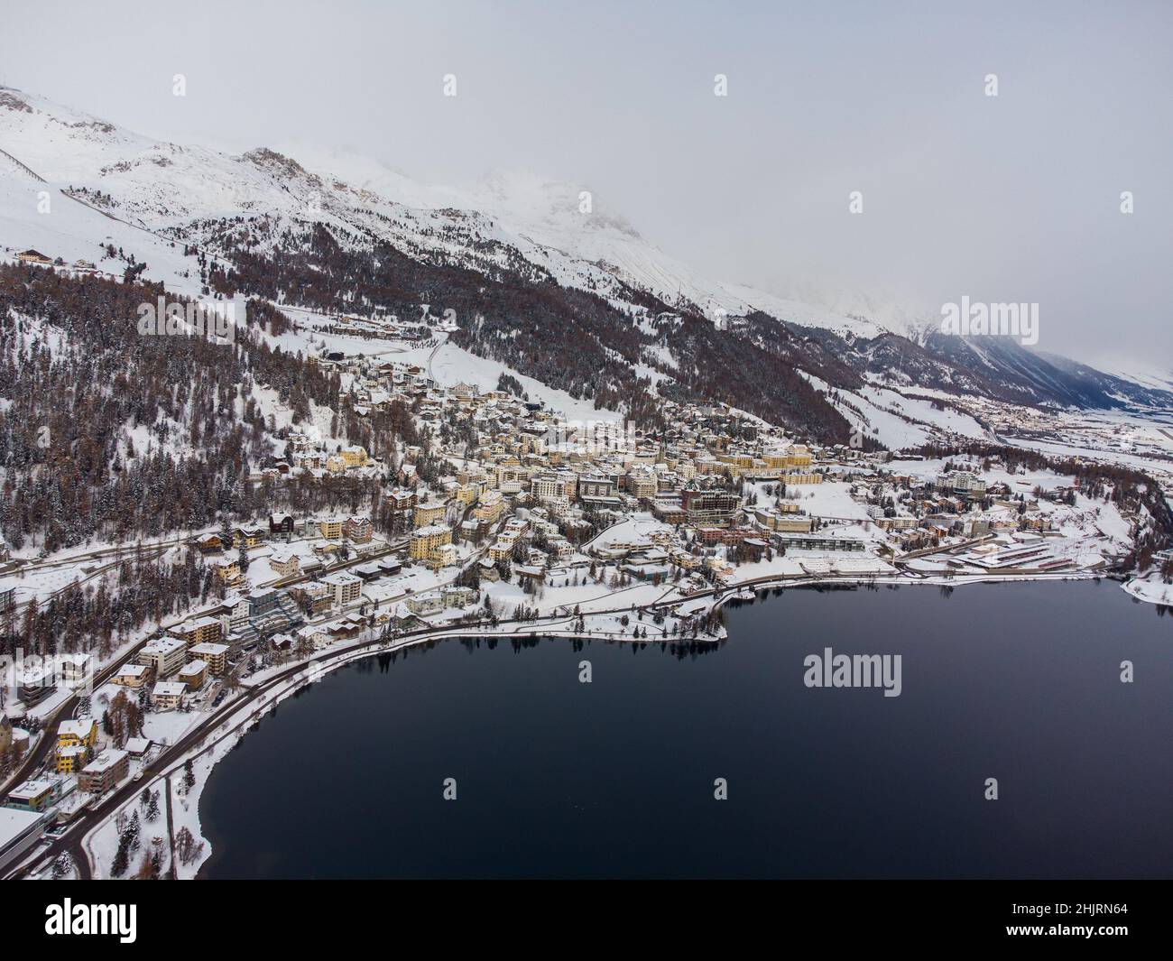 Vista aérea de la aldea de Saint Moritz y el lago en un frío día de invierno en Cantón Graubunden en los alpes en Suiza Foto de stock