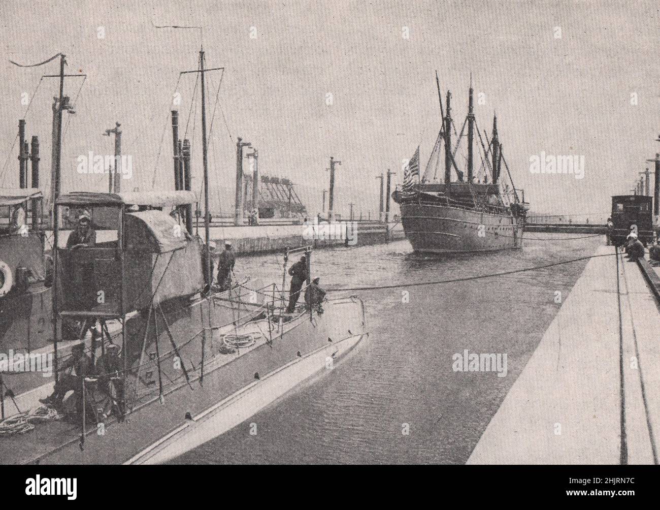 Funcionamiento de las esclusas de Gatún: Buques que esperan ser bajados. Panamá (1923) Foto de stock