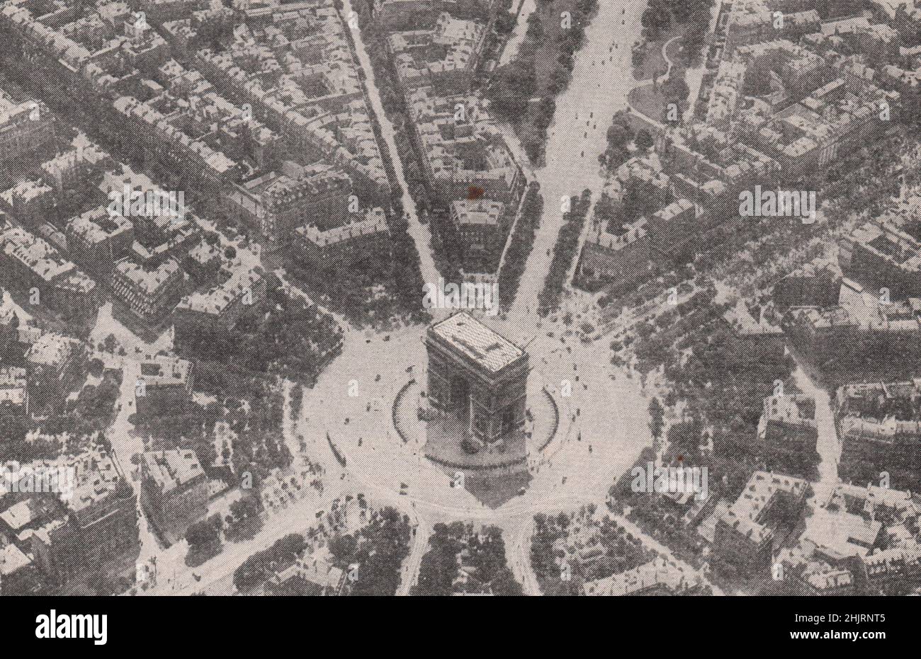 Place de l'Etoile, de donde doce avenidas irradian en sentido estelar. París (1923) Foto de stock