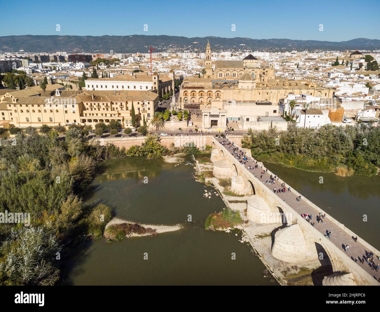 Espectacular vista aérea del famoso puente romano sobre el río Guadalquivir a lo largo del casco antiguo de Córdoba, en Andalucía, al sur de España, en un día soleado Foto de stock