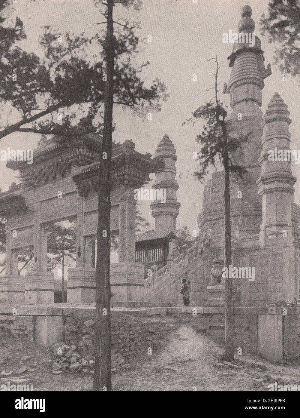 Puerta de entrada bellamente esculpida del Templo Amarillo. China. Pekín (1923) Foto de stock