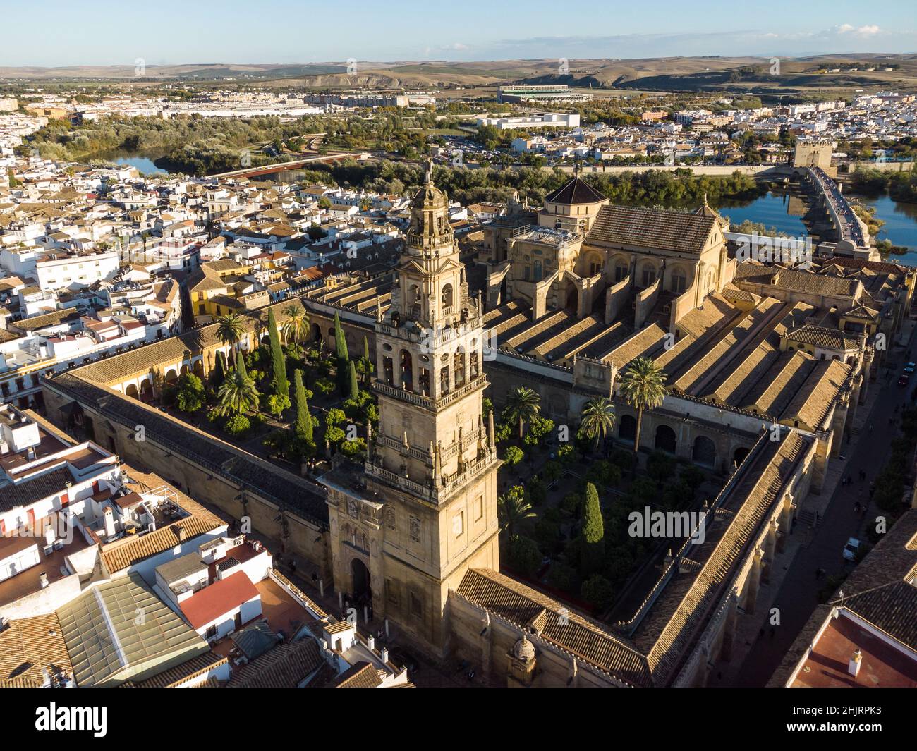 Vista aérea de la famosa catedral, una antigua mezquita Moor, en el casco antiguo de Córdoba, en Andalucía, al sur de España Foto de stock