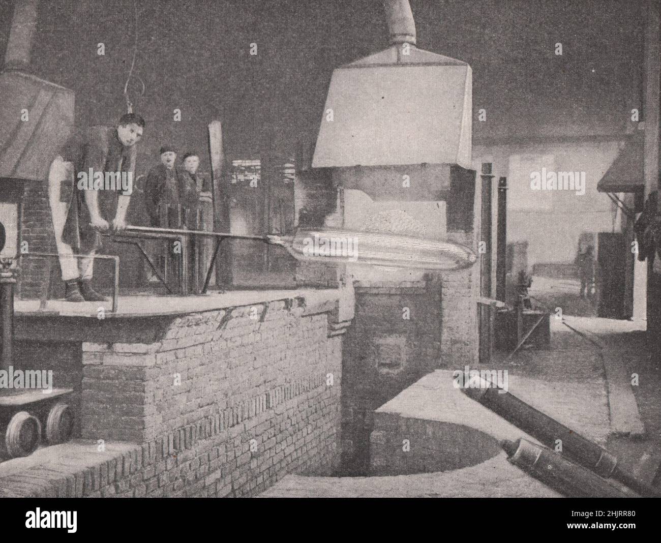 Lámina de vidrio: Calentar el cilindro en un ' orificio de soplado '. República Checa. Praga (1923) Foto de stock