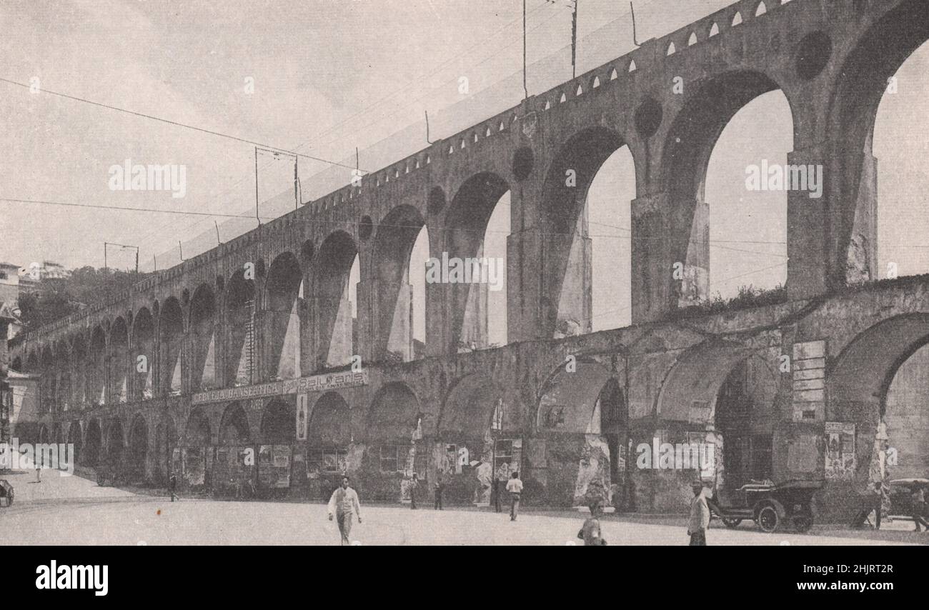 Acueducto del siglo XVIII en Santa Thereza que transporta el suministro de agua de Río. Río de Janeiro (1923) Foto de stock