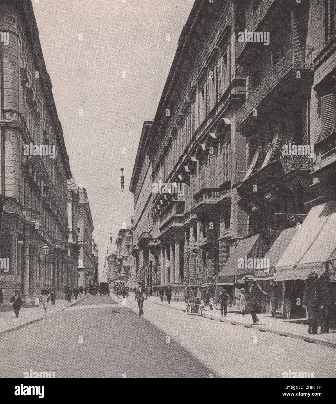 El Corso, la calle histórica y de moda de Roma (1923) Foto de stock