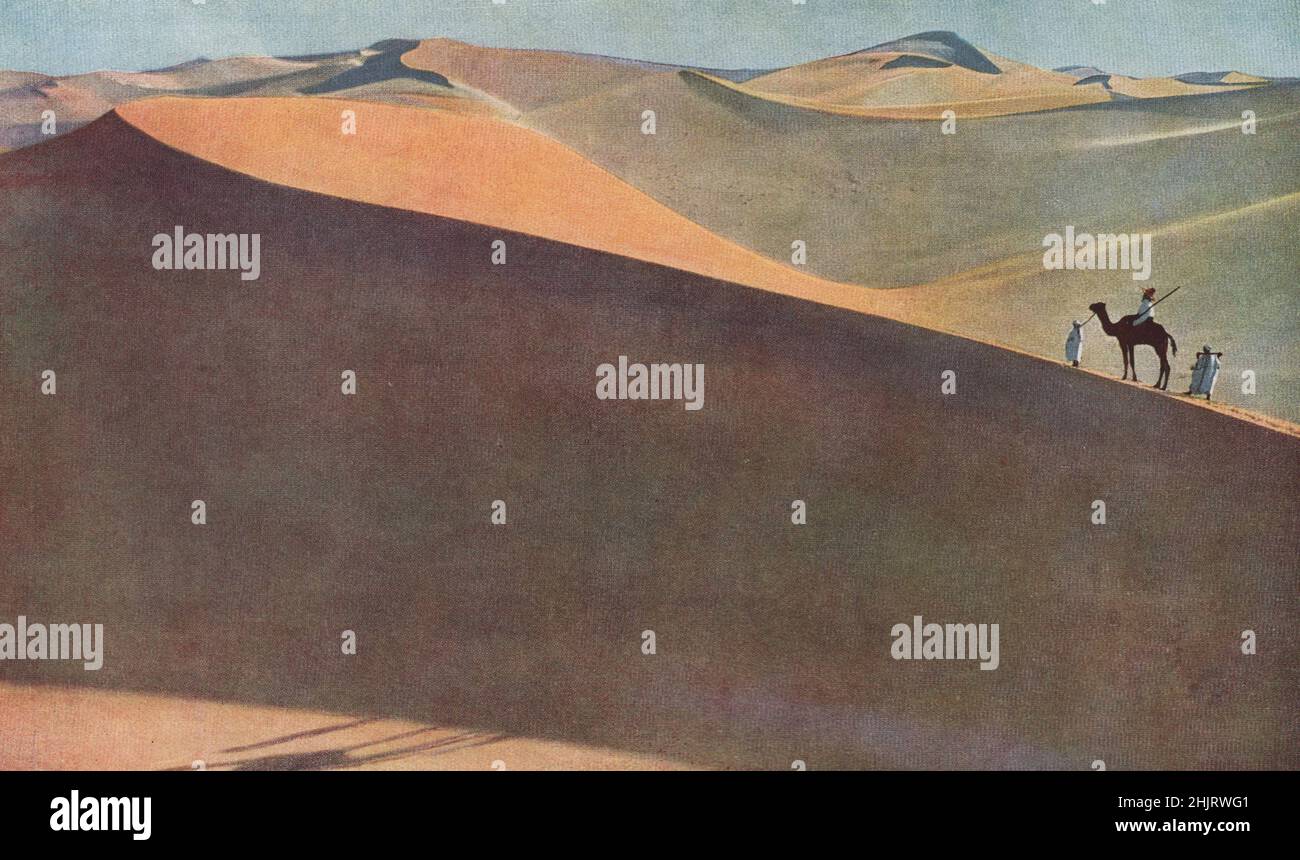 SAHARA. Sin límites y sin límites el desierto se extiende antes de los vagabundos, montículos redondeados de arena amarilla rotos. África del Norte (1923) Foto de stock