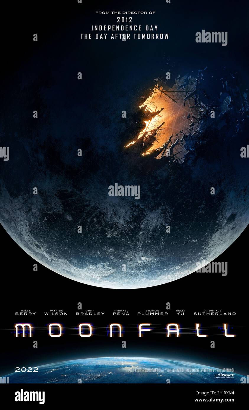 Moonfall (2022) dirigida por Roland Emmerich y protagonizada por Halle Berry, Patrick Wilson y John Bradley. Una fuerza misteriosa golpea a la Luna desde su órbita alrededor de la Tierra y la envía lanzándose en un curso de colisión con la vida tal como la conocemos. Foto de stock