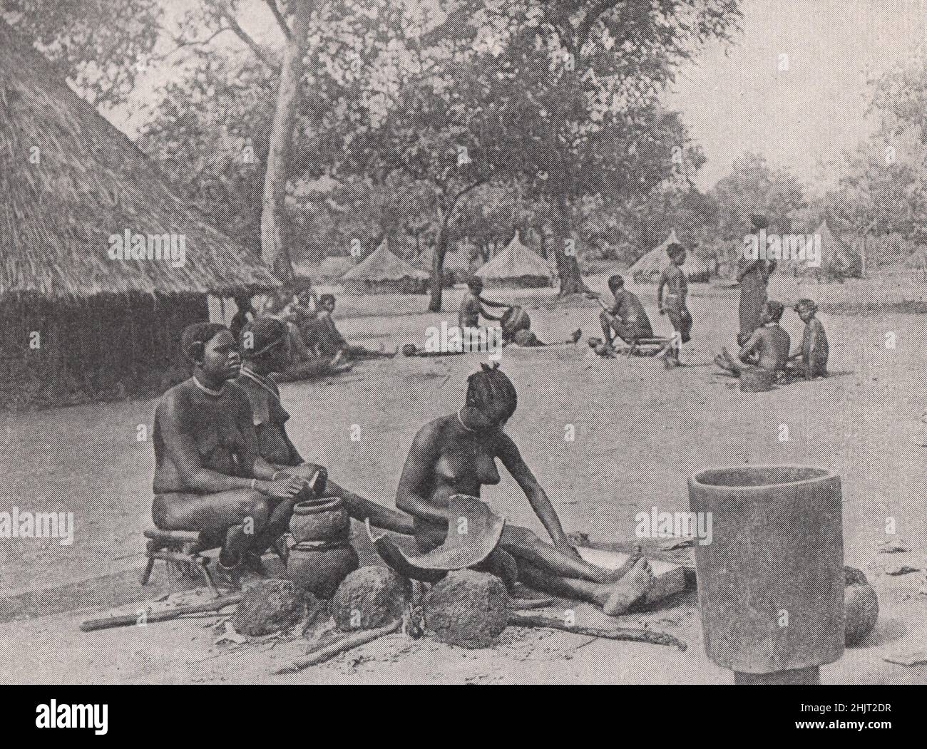 Niam-Niam pueblo de Yambio en el Sudán Anglo-Egipcio (1923) Foto de stock