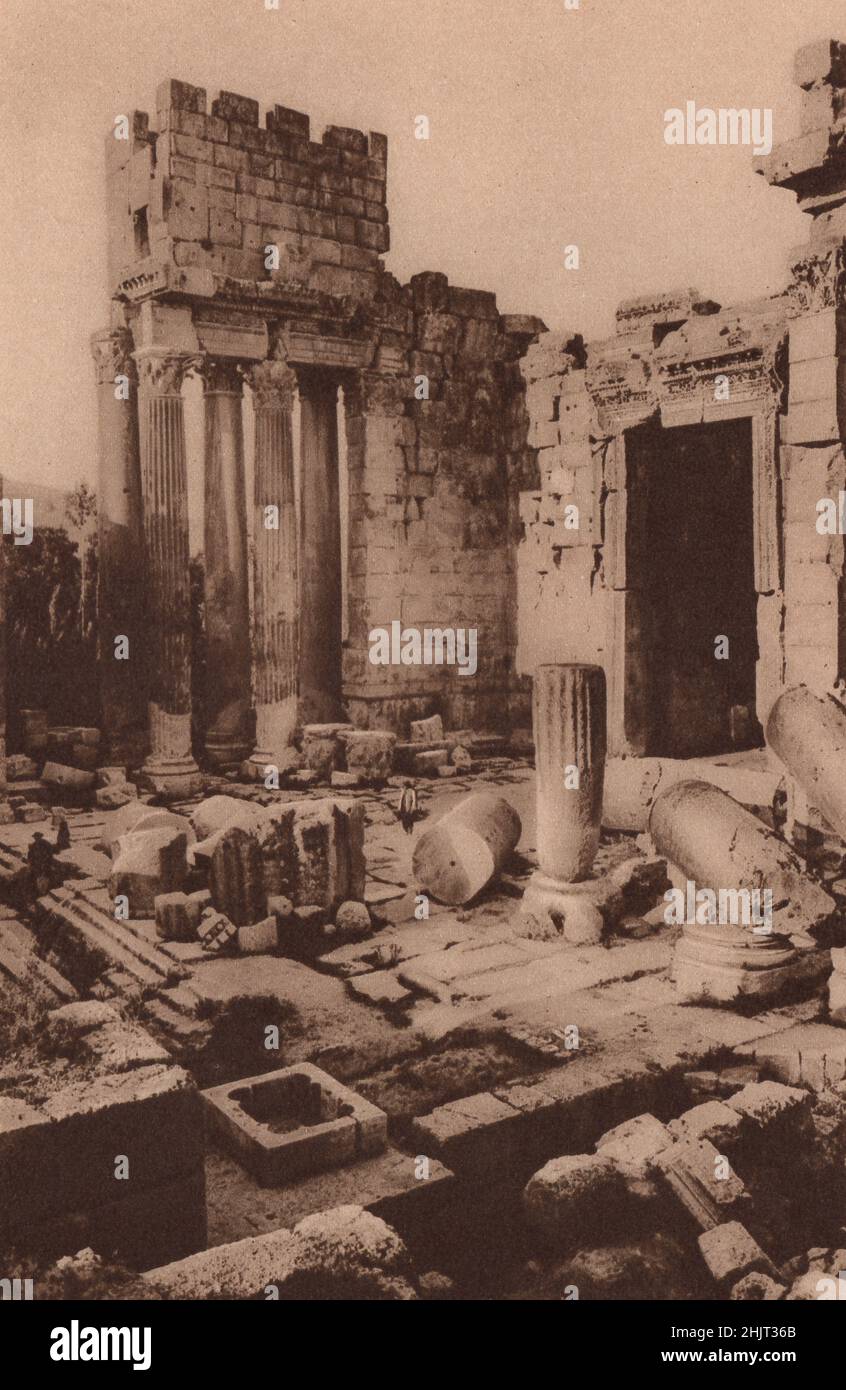 Esta es la entrada al templo Baalbek dedicado a Bacchus. Los arqueólogos han hecho mucho para combatir la consolación. Líbano. Levant (1923) Foto de stock
