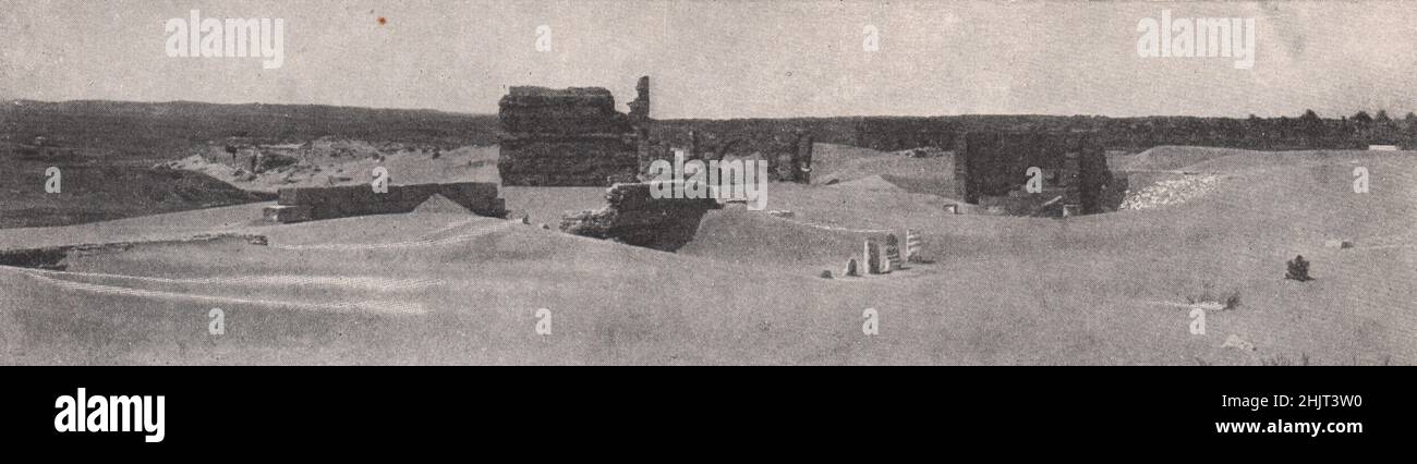 Donde los secretos de la antigua ciudad de Leptis Magna se encuentran enterrados bajo las arenas del tiempo. Libia (1923) Foto de stock