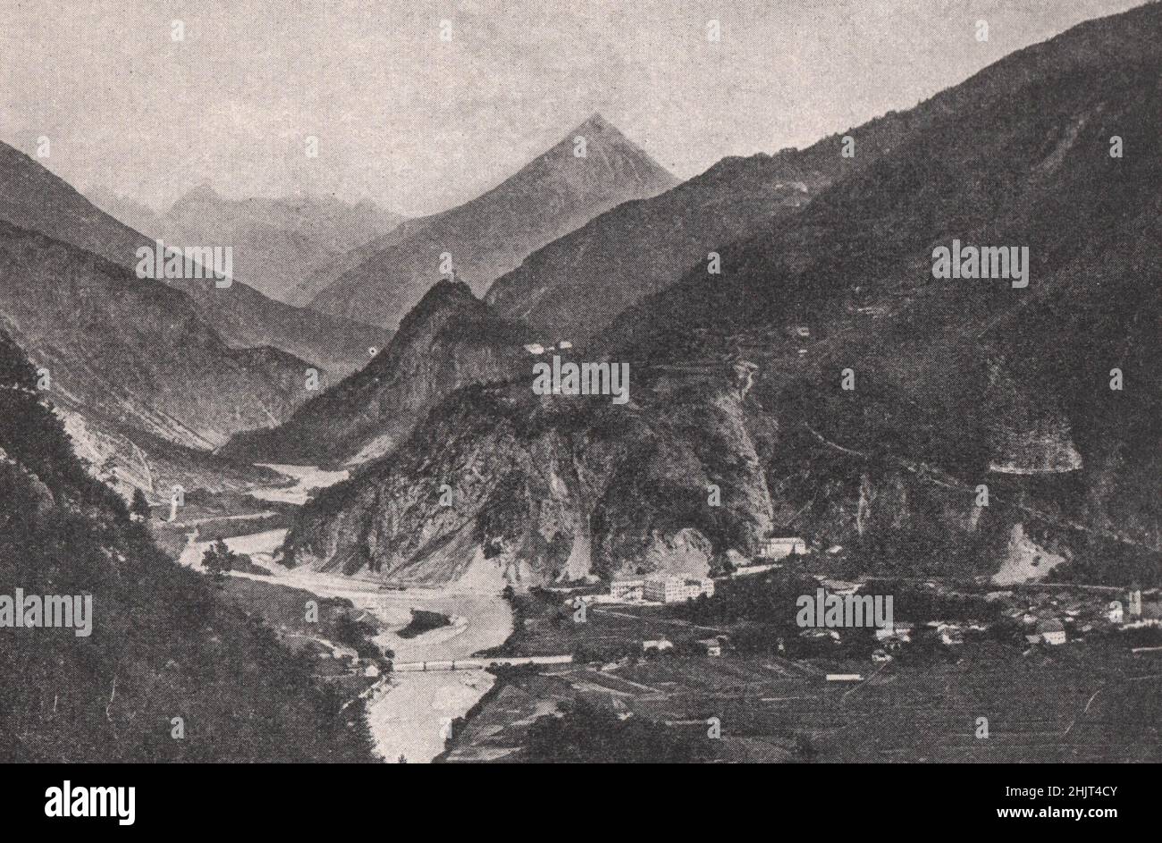 Donde las montañas se cierran en el Ober Inn Thal. Austria. Tirol (1923) Foto de stock