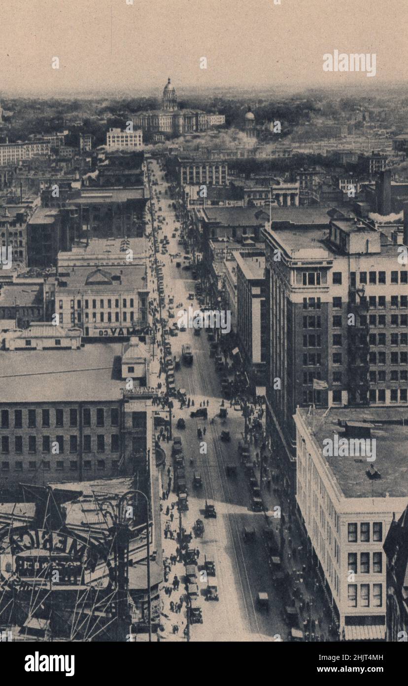 16th Street es uno de los caminos más concurridos de Denver y conduce hacia el Capitolio del Estado de Colorado con su cúpula alta. Estados Unidos (1923) Foto de stock