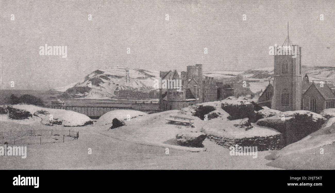 Vista de Aberystwyth desde el recinto cubierto de nieve del castillo. Gales (1923) Foto de stock