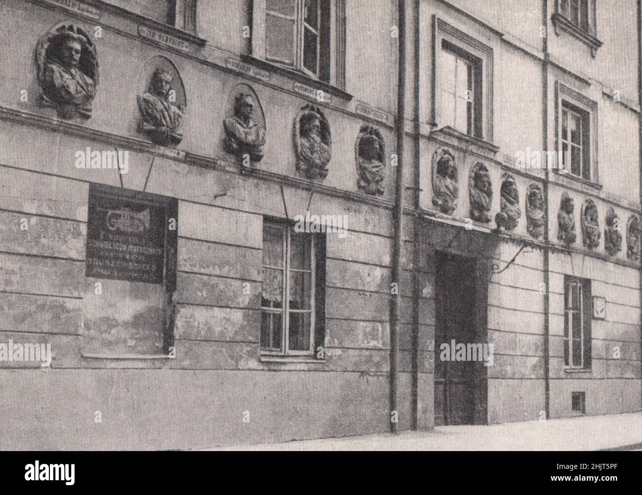 Retratos de medallones de los reyes de Polonia en una vivienda de Varsovia (1923) Foto de stock