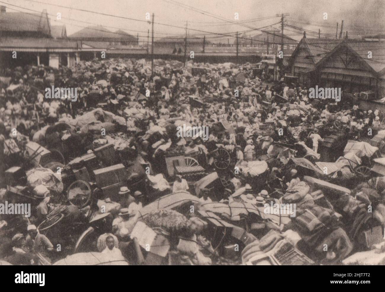 Terremoto de Japón 1923: Multitudes de refugiados se reunieron en el barrio de la estación de tren de Uyeno Foto de stock
