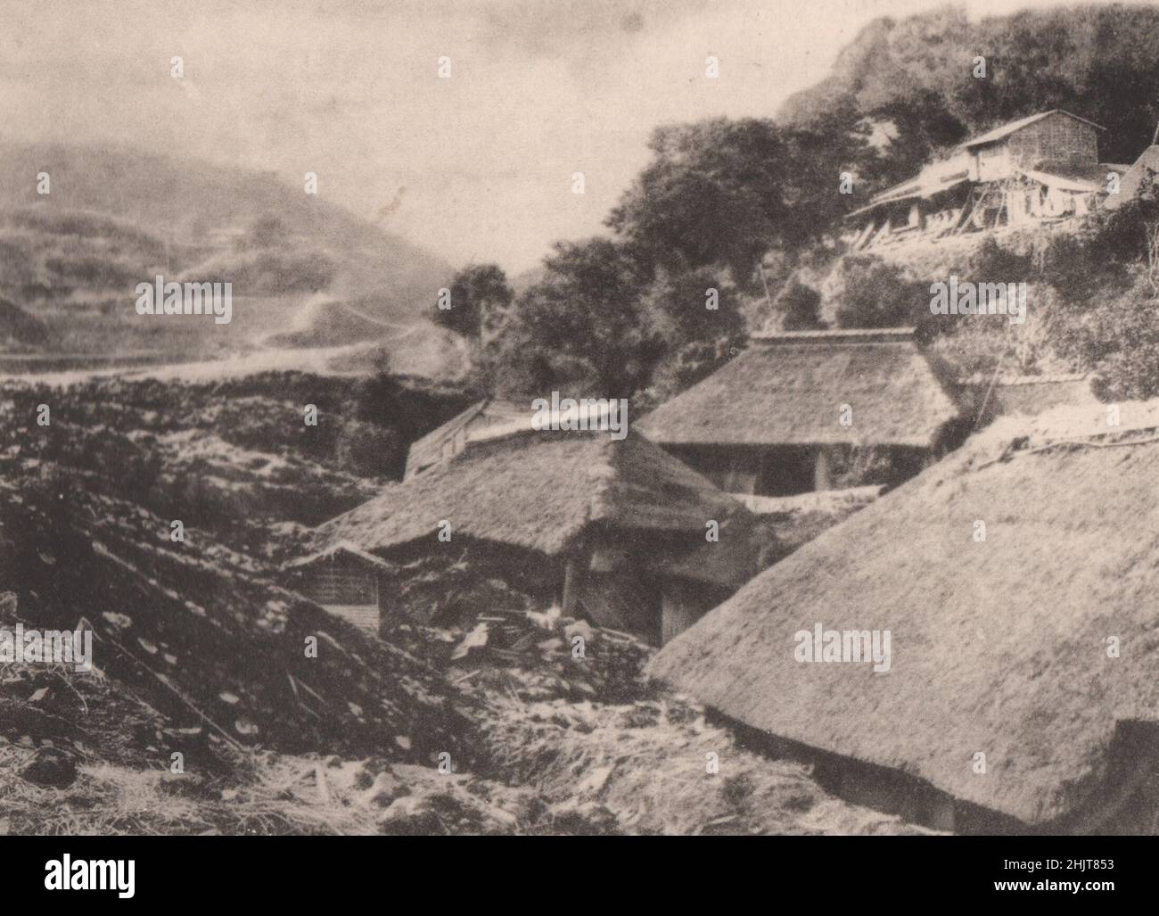 Terremoto de Japón 1923: Las viviendas de los aldeanos en Nabukawa enterradas bajo arena y piedras Foto de stock