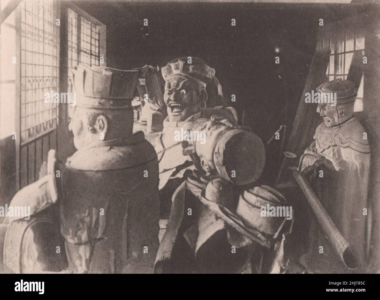 Terremoto de Japón 1923: Las imágenes budistas en el templo Engakuji, Kamakura, que fueron destruidas por el terremoto Foto de stock