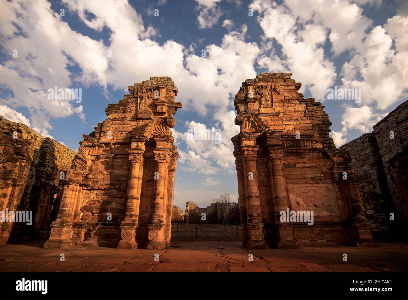 Portal principal de las antiguas ruinas jesuíticas de San Ignacio, en la ciudad de San Ignacio, Misiones, Argentina Foto de stock
