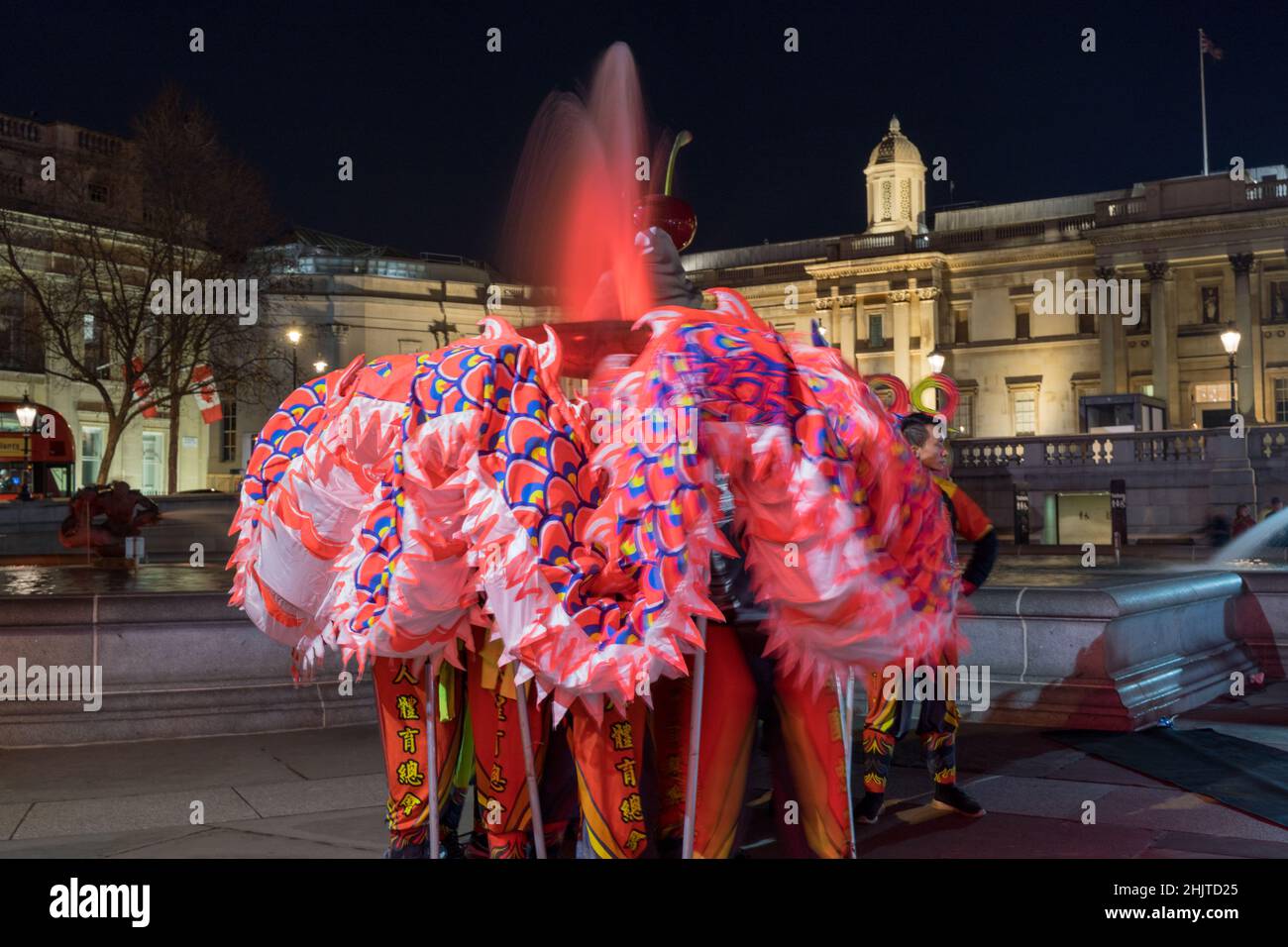 Londres UK 31st Jan 2022: La columna de Nelson se ve iluminada en mandarina en la víspera del Año Nuevo Chino para desear a la gente un Feliz Año Nuevo Chino (Año Nuevo Lunar). Las habituales celebraciones del Año Nuevo Chino han sido canceladas este año. En la plaza Trafalgar de Londres se realizó una pequeña ceremonia de baile de leones y dragones a Londoners, vips y dignatarios, representantes del alcalde de Londres, lord Mayor de Westminster. Crédito: Xiu Bao/Alamy Live News Foto de stock