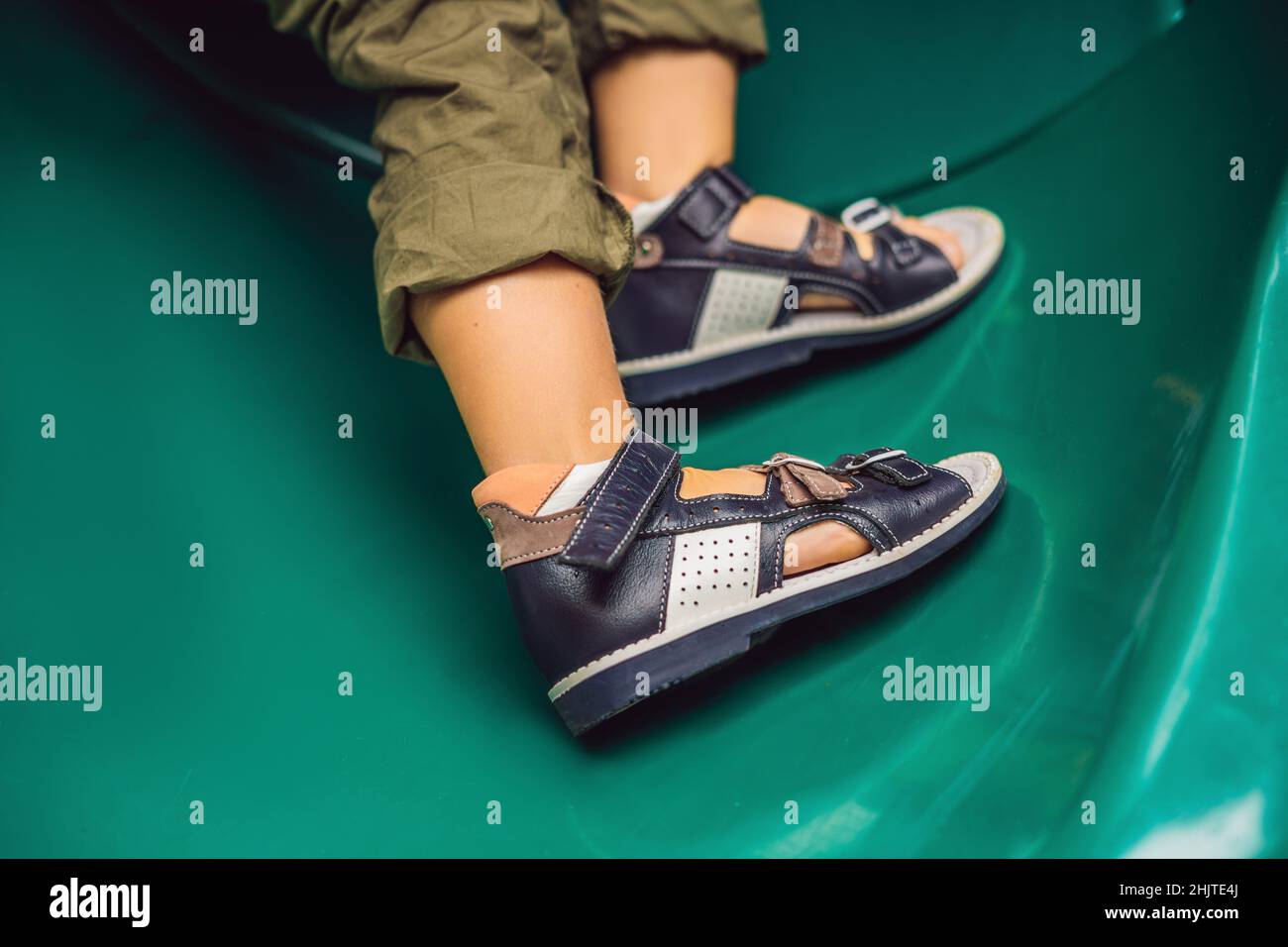 Zapatos ortopédicos para niños en los pies del Fotografía de stock - Alamy