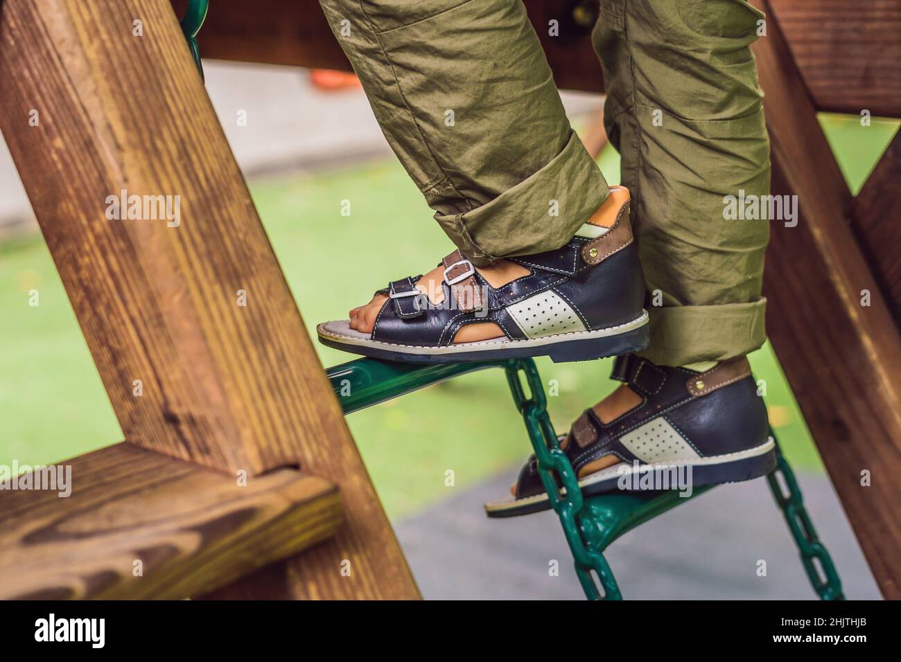 Zapatos ortop dicos para ni os en los pies del muchacho Fotograf a