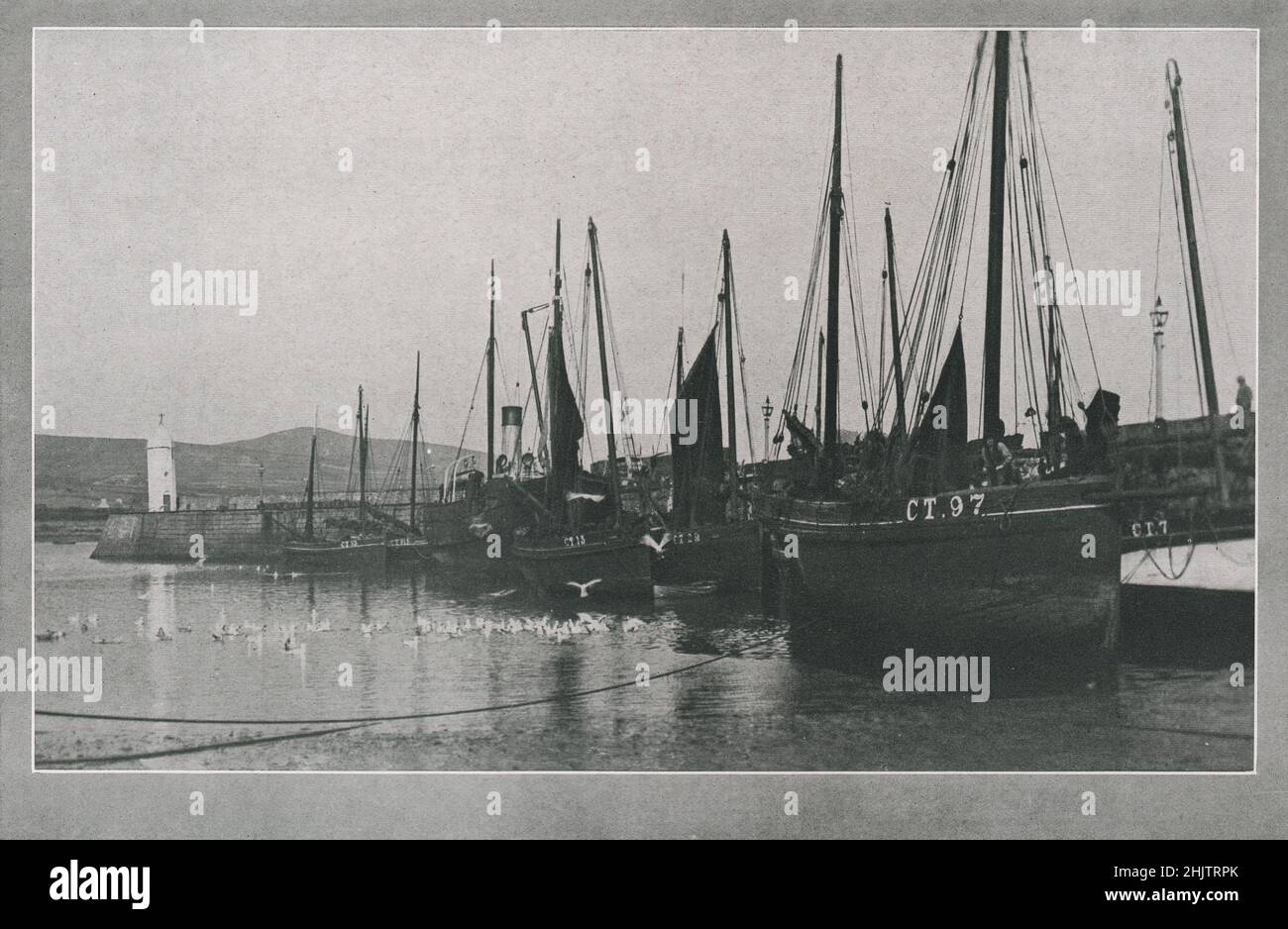 Barcos de pesca en Port St. Mary. Isla de Man (1913) Foto de stock