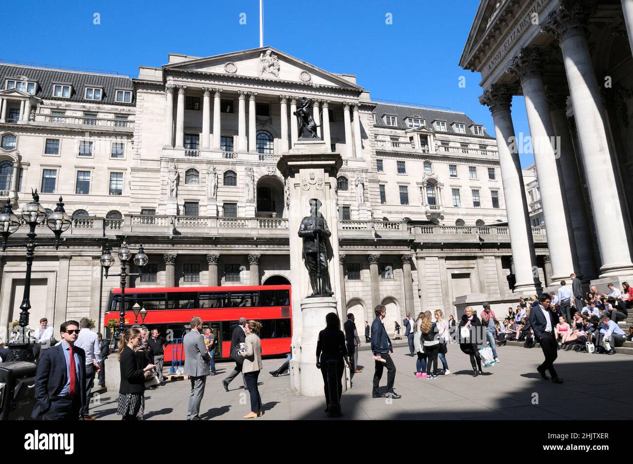 Bank of England y London Tropas War Memorial, Threadneedle Street, City of London, England, Reino Unido Foto de stock