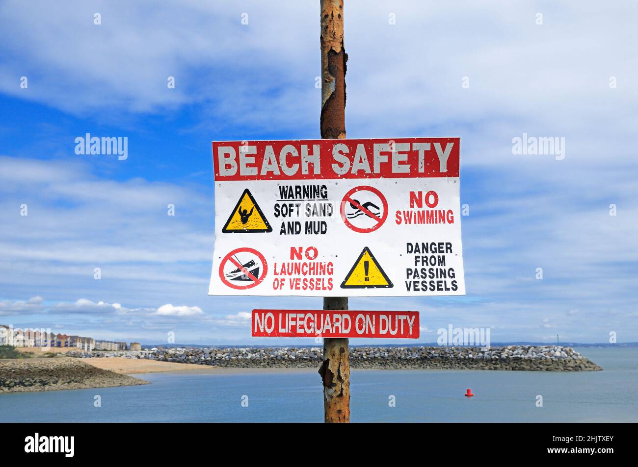 Señal de advertencia de seguridad en la playa Foto de stock