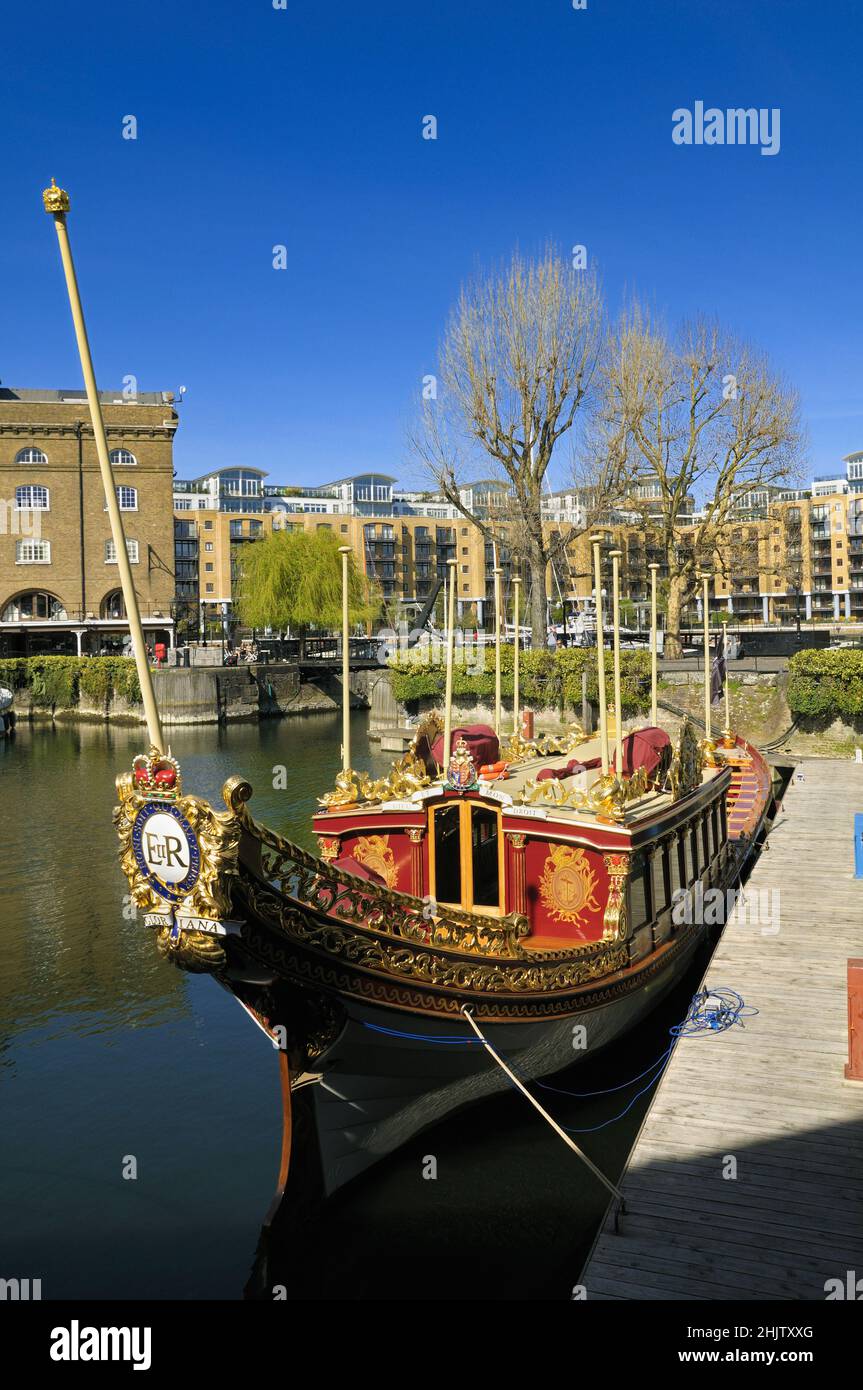 Gloriana, La Reina Rowbarge, construido para el Queen's Diamond Jubilee en 2012, fondeado en St Katharine Docks, Londres, Inglaterra, Reino Unido. Foto de stock