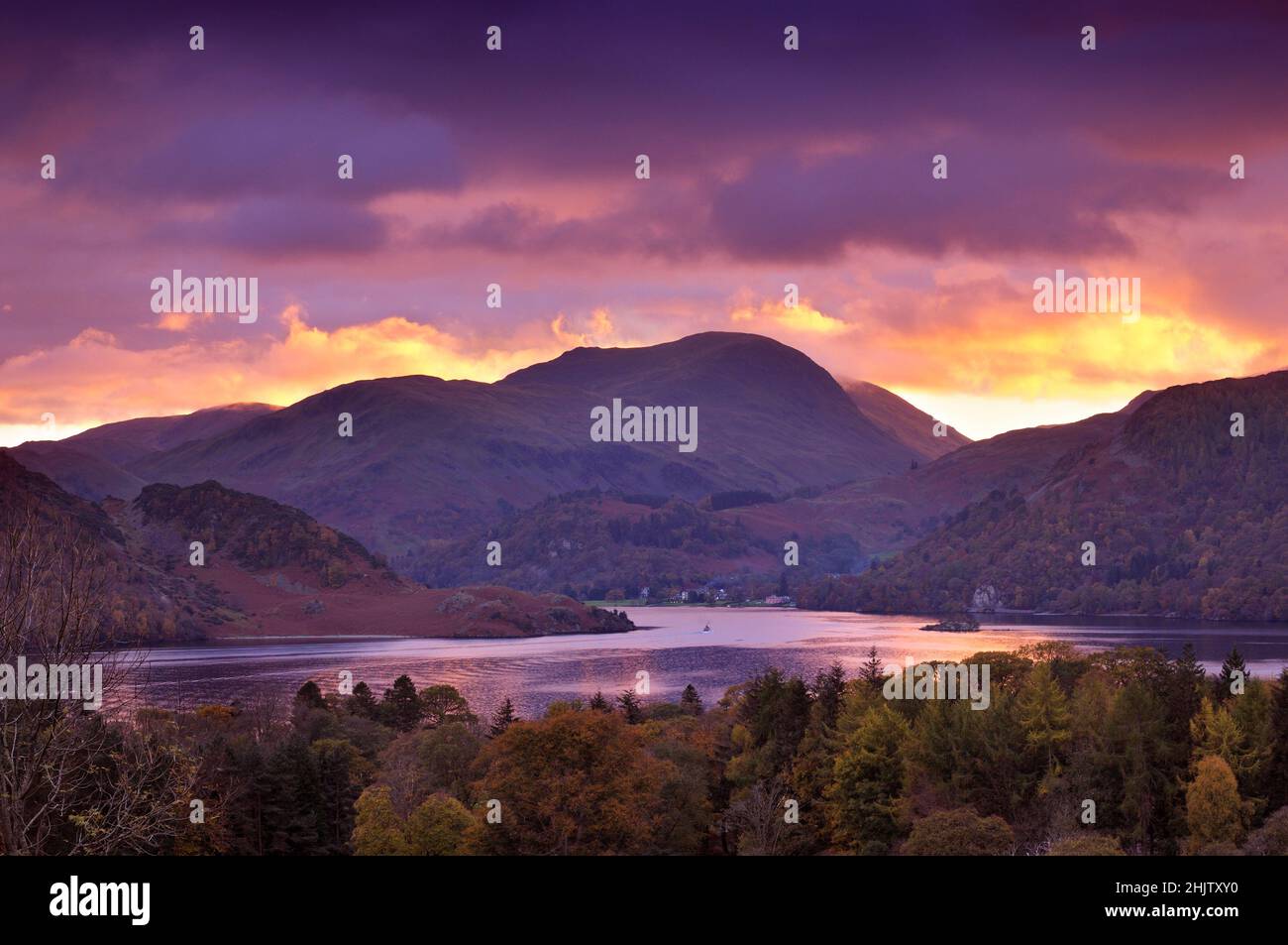 Hermosa vista a lago Ullswater al atardecer, Lake District, Cumbria, Inglaterra, Reino Unido. Foto de stock