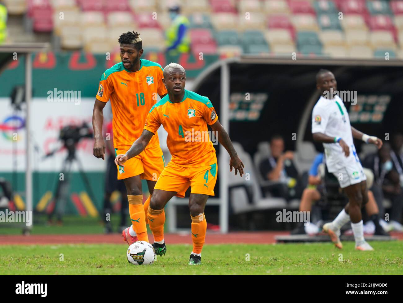 Douala, Camerún, 16 de enero de 2022 Jean MichaÃ«l Seri de Costa de Marfil durante Sierra Leona