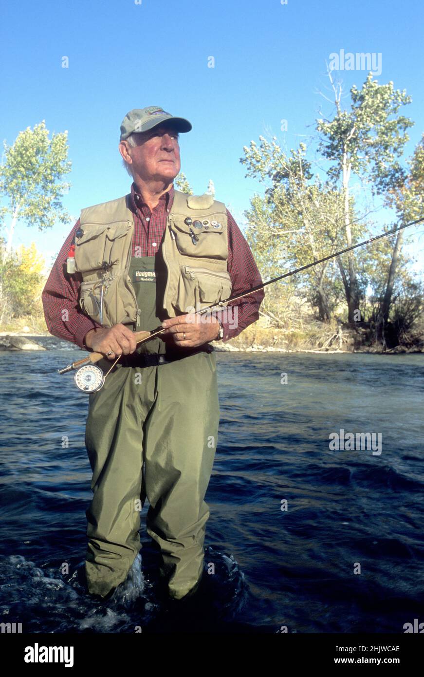 Ex Gobernador de Idaho (y Secretario del Interior bajo el Presidente Jimmy Carter) Cecil D. Andrus pesca con mosca en el Río Boise en Boise Idaho. Foto de stock