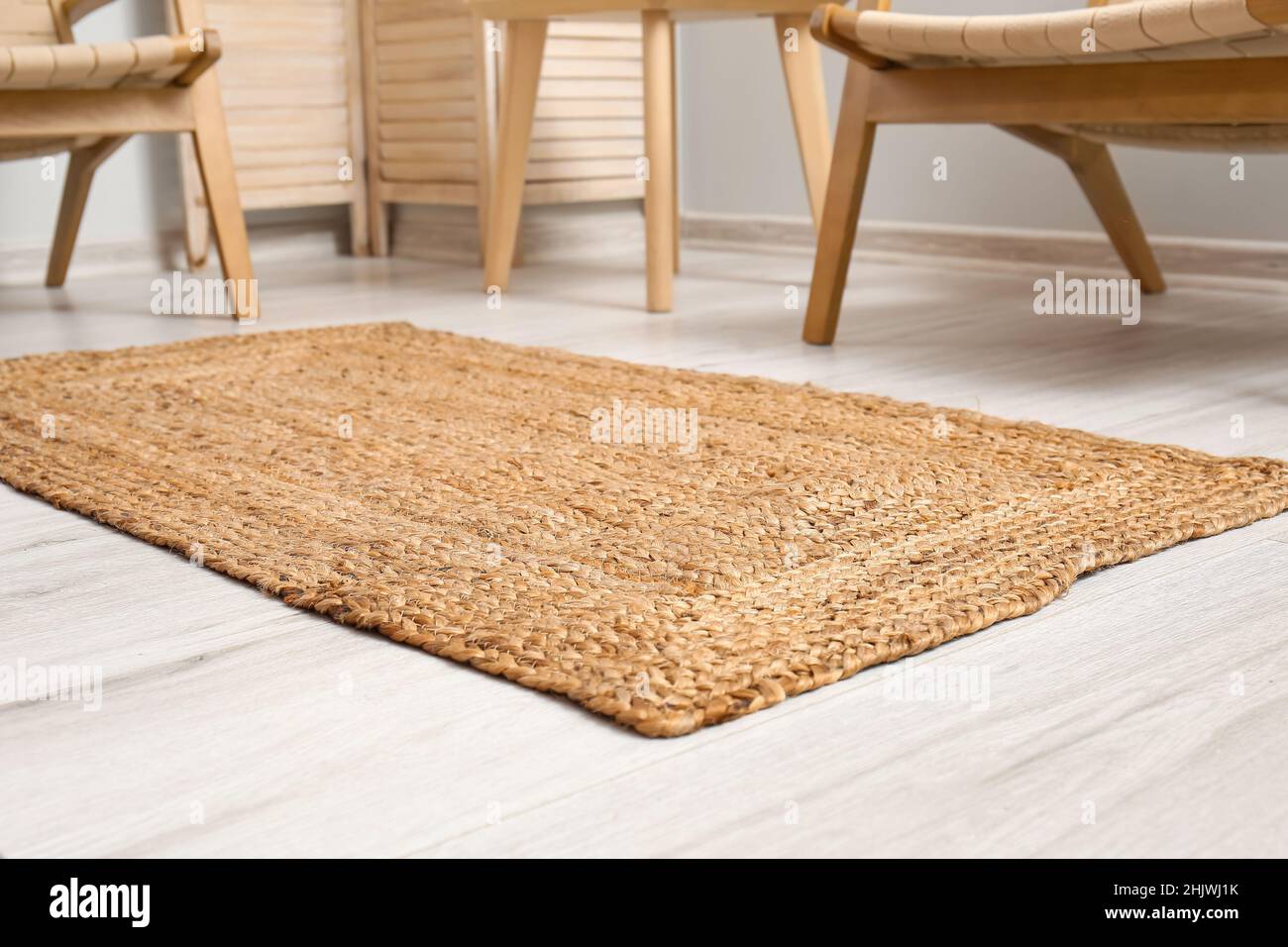 Alfombra de mimbre en suelo de madera clara en el interior de la habitación  Fotografía de stock - Alamy