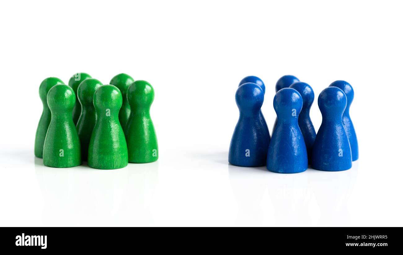 Dos grupos de figuras de juego en diferentes colores Foto de stock