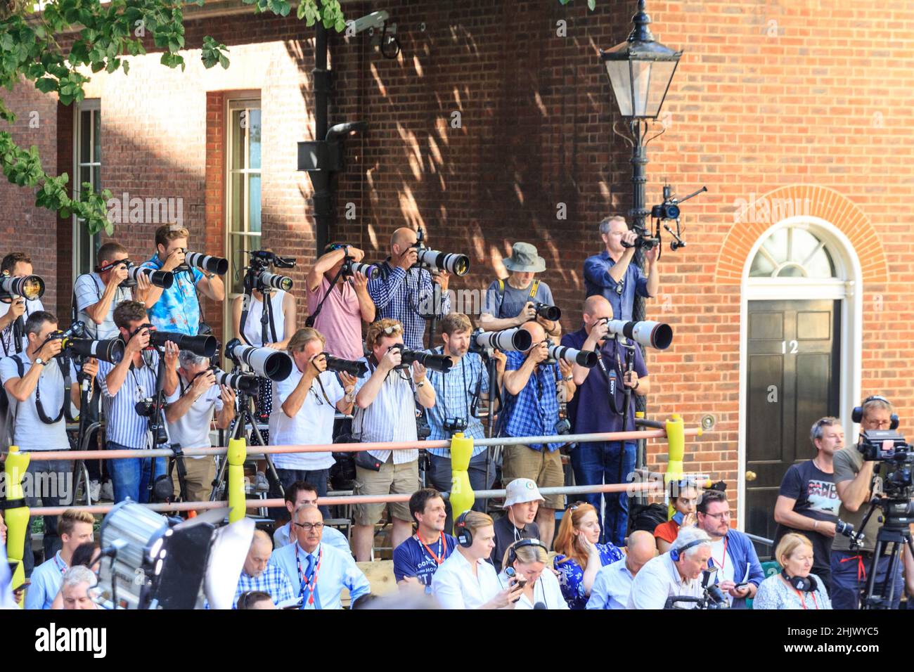 Los fotógrafos de prensa con lentes largas esperan el nuevo PM en las afueras de 10 Downing Street en Westminster, Londres, Reino Unido Foto de stock