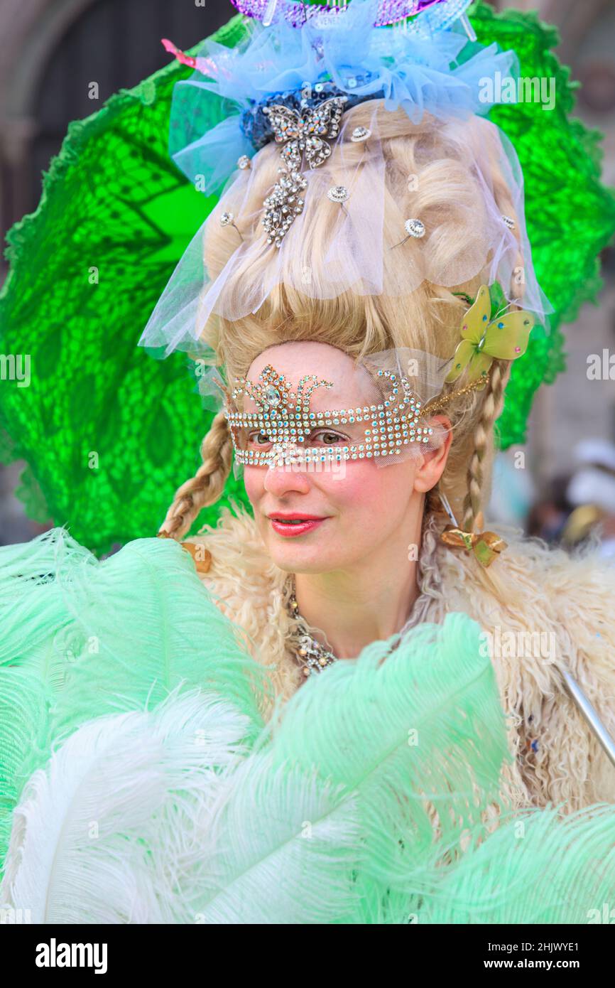 Mujer en el histórico rococo peluca y traje de fantasía veneciano, Carnaval  de Venecia, Carnevale di Venezia, Italia Fotografía de stock - Alamy