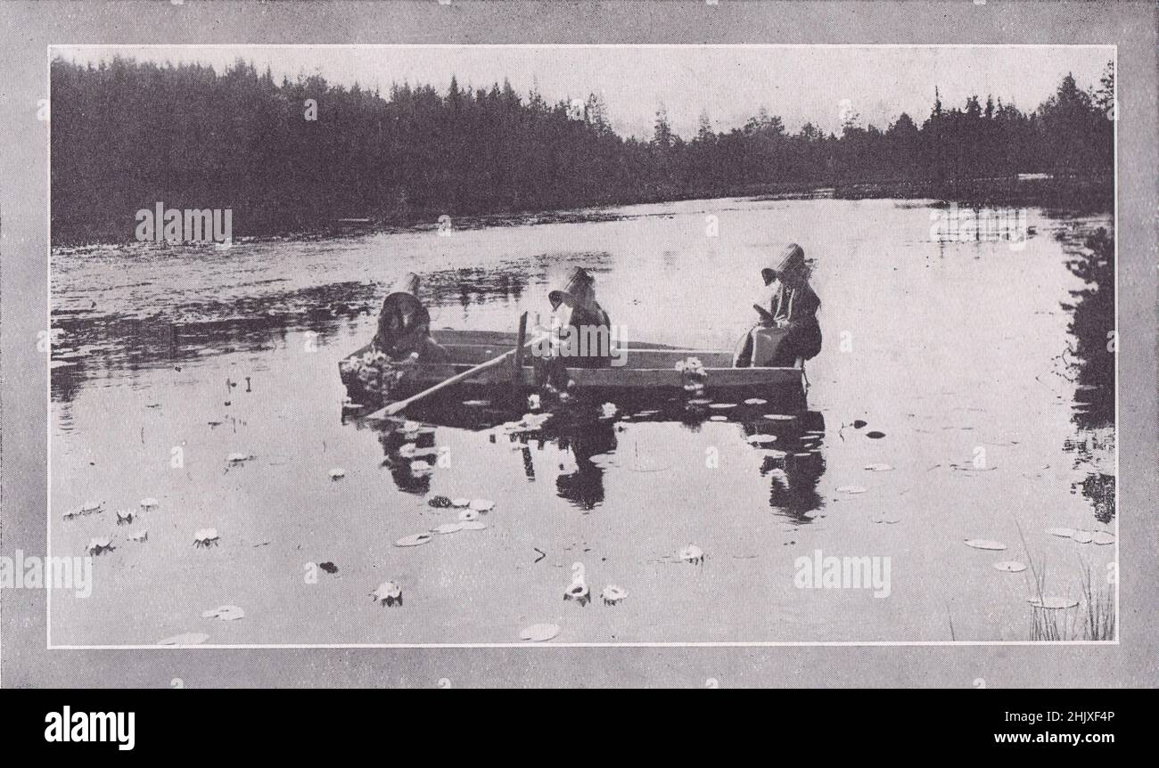 Niñas campesinas recogiendo lirios de agua, Dalecarlia. SUECIA (1925) Foto de stock