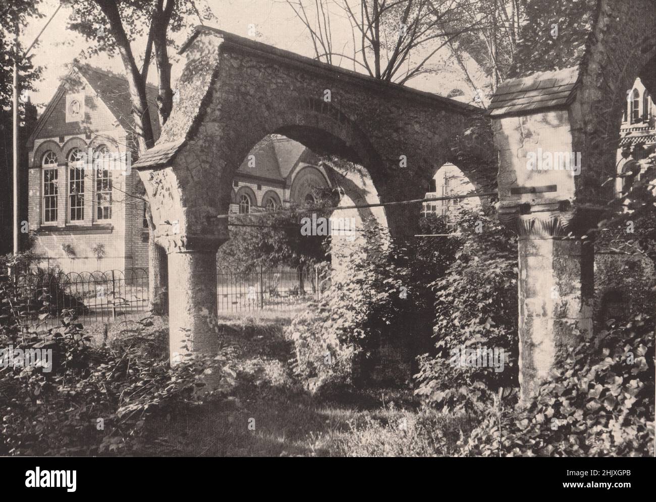 Ruinas del Hospital de Juan el Bautista, High Wycombe. Buckinghamshire (1932) Foto de stock
