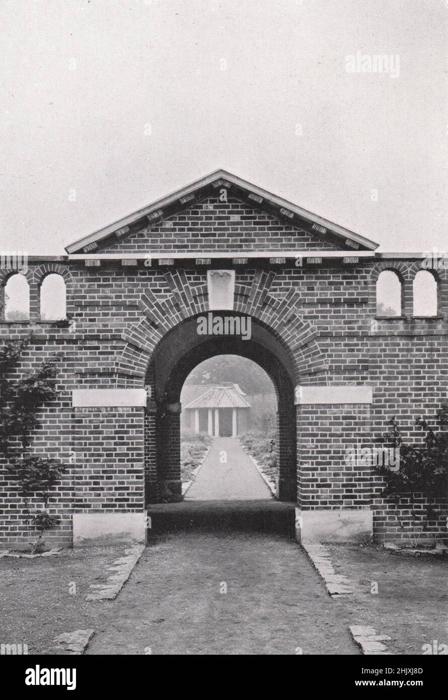 Arco en una finca. Inglaterra. Niven & Wigglesworth, Arquitectos (1908) Foto de stock