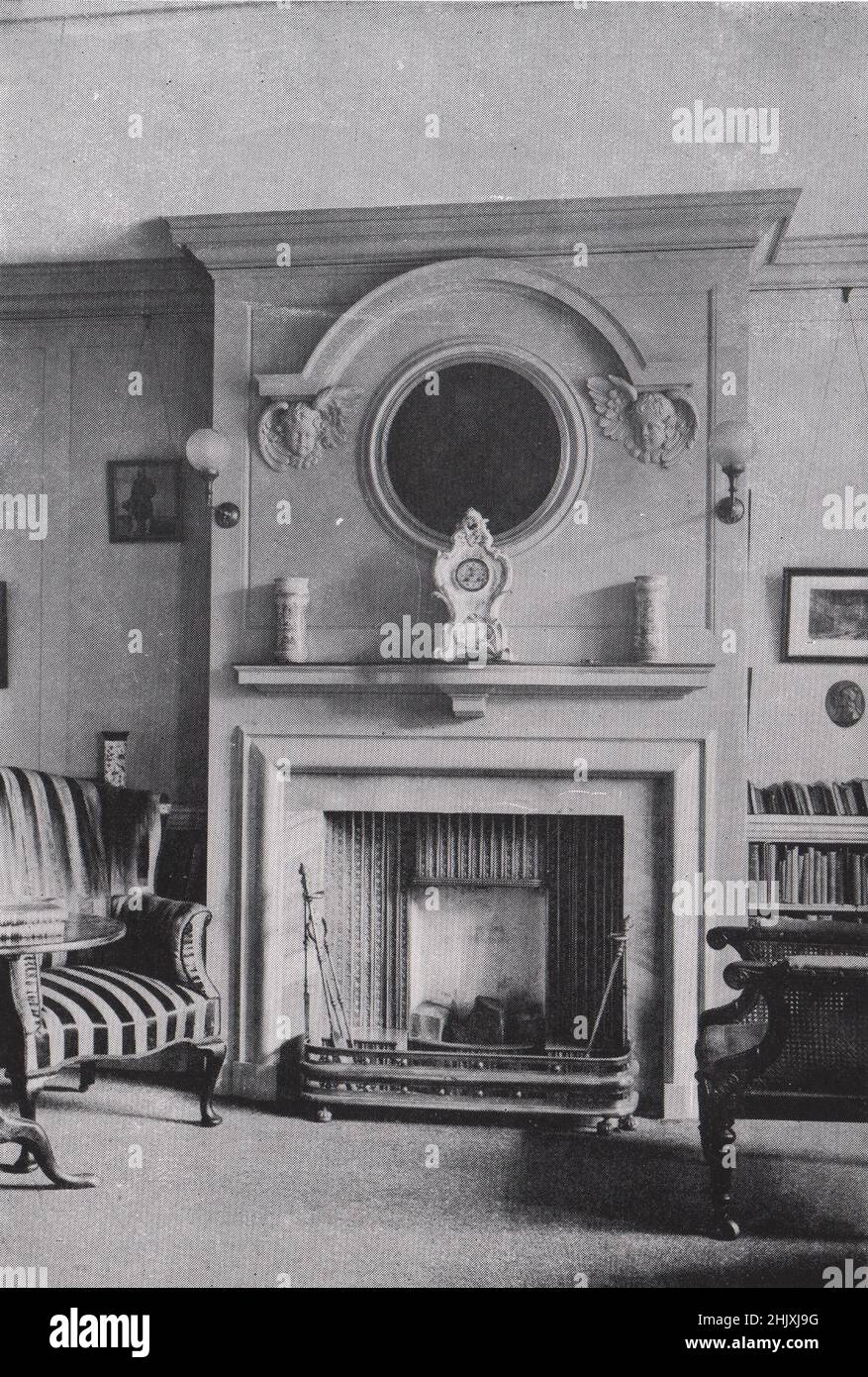 Morton House, Hatfield - chimneypiece en la sala de dibujo. Hertfordshire. Una rosa de invierno, arquitecto (1908) Foto de stock