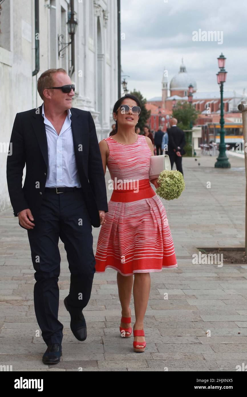 Salma Hayek y su marido Francois-Henri Pinault caminan mano a mano mientras que hacia fuera en Venecia, Italia, septiembre de 1 2012 Foto de stock